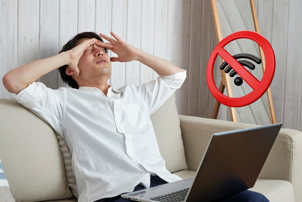 man_with_laptop_no_wifi_cannot_do_online_classes