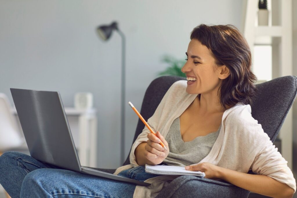 woman_with_laptop_smiling_online_classes